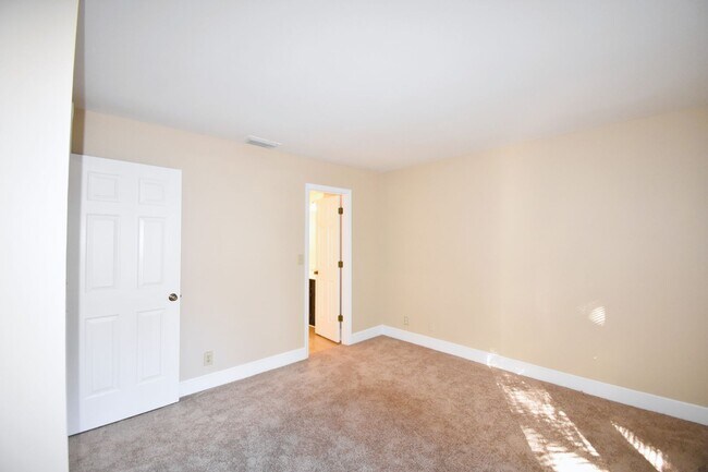 Building Photo - 3 Bedroom 2 Bathroom Townhome- Pets Considered