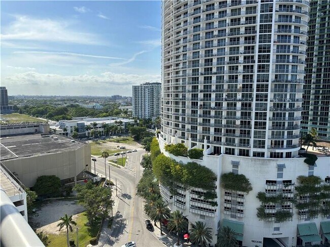 Building Photo - 1717 N Bayshore Dr