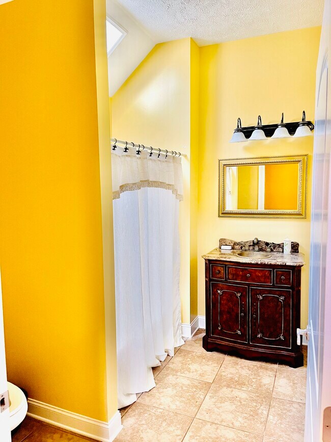 Upstairs guest Bath - 112 McGraph Cv
