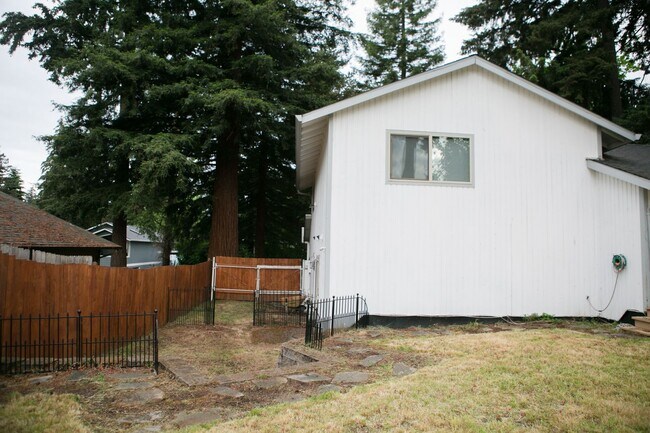Building Photo - 4 bedroom 3 bath house for rent- Great location in Milwaukie, OR!