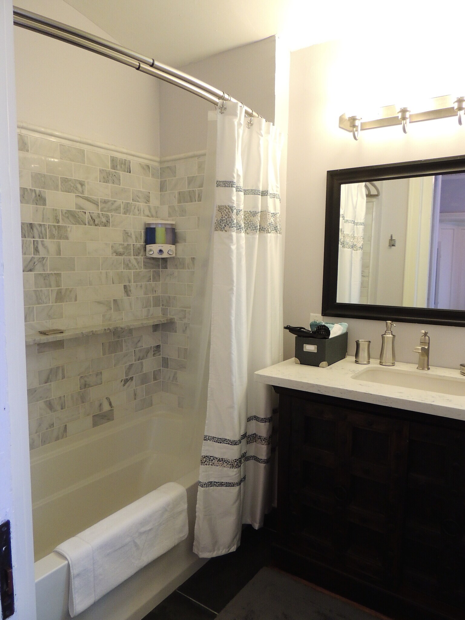 Master bath - 1013 Touro St
