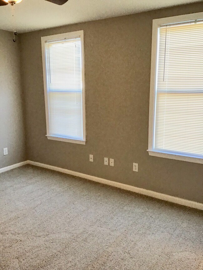 Building Photo - Upgraded 2 Bed/2 Bath plus Den HOME 1100 sq ft. Unit...A Must See!!!