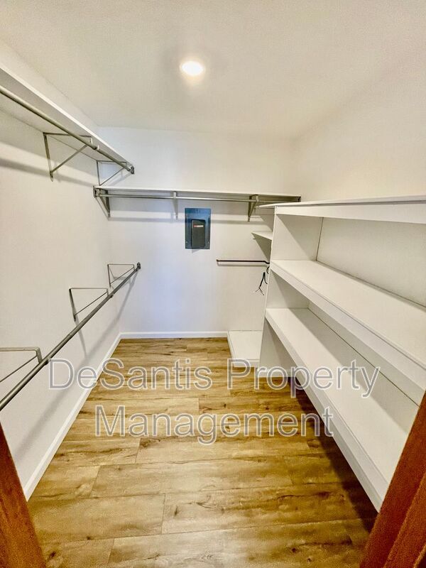 Building Photo - 946 Carle St