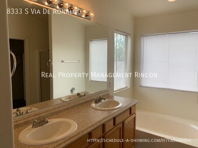Building Photo - AVAILABLE NOW!!  Amazing 4bed/2bath in Rit...