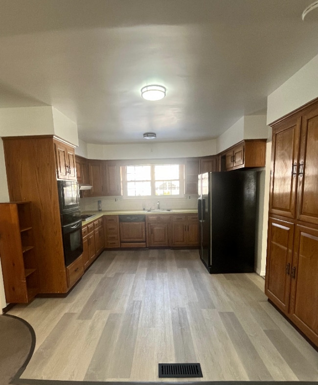 Building Photo - 617 Stratford Ave