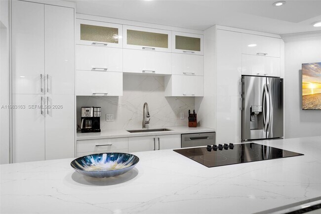 Building Photo - 4775 Collins Ave