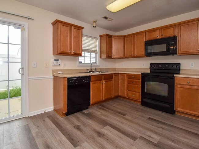 Building Photo - Charming 3-Bedroom Townhome in Prime Winst...