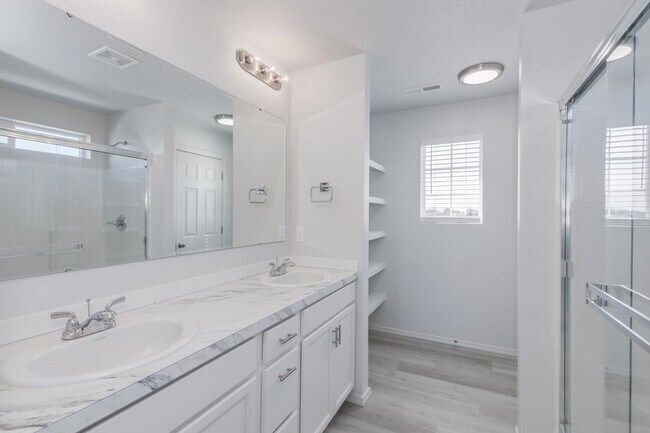 Building Photo - Newer 4 Bed / 2.5 Bath House For Rent _ Pl...