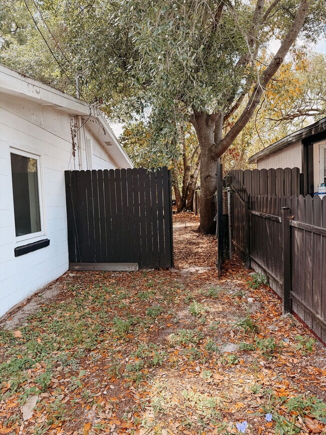 Building Photo - Home For Rent in Tampa - FULLY FENCED IN BACKYARD!