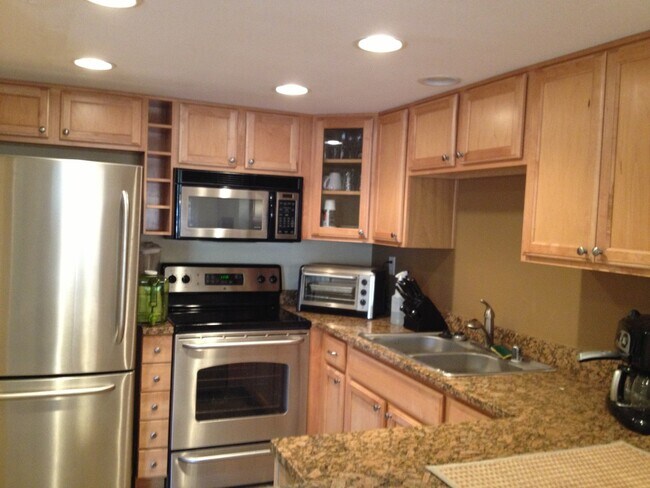Building Photo - RB Luxury 2 Br Townhome 2 car spots Laundry $3190 TEXT 760-715-5861