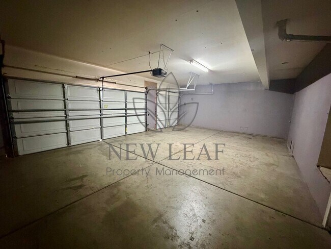 Building Photo - 4 bedroom 3bath 3 car garage in Victorville