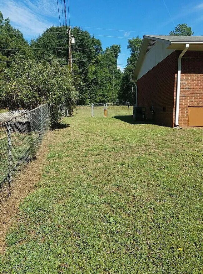 Building Photo - "Charming 3-Bedroom Home in Anderson with Modern Comforts!"