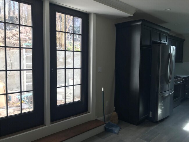 Building Photo - 158 Woodbine Ave