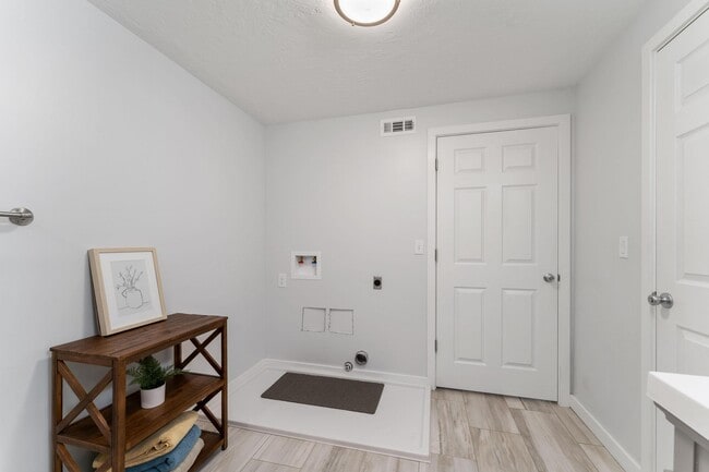 Building Photo - 2586 E 6710 S