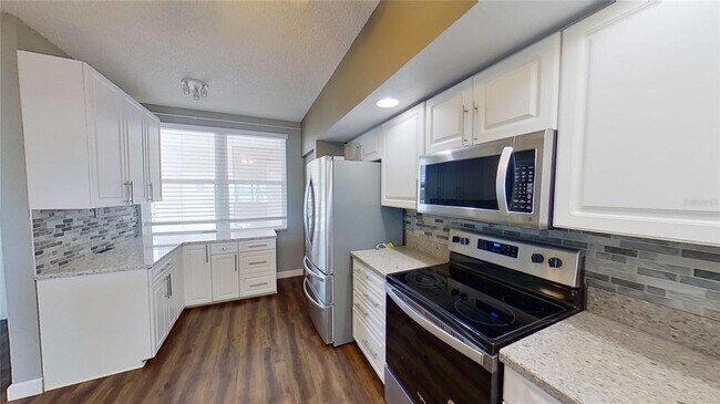 Building Photo - 6495 Shoreline Dr