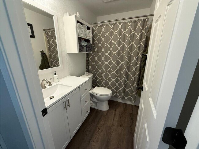 Building Photo - 402 Yucca Dr