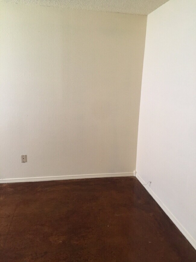 Building Photo - 687 Jill St