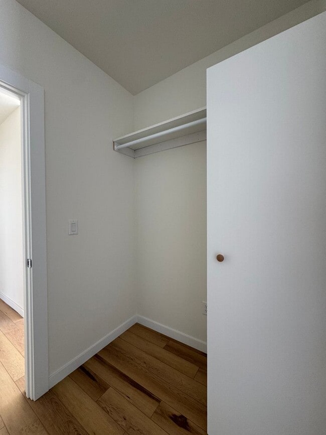 Building Photo - Bright 3BR/3BA with Soaring Ceilings & Lar...
