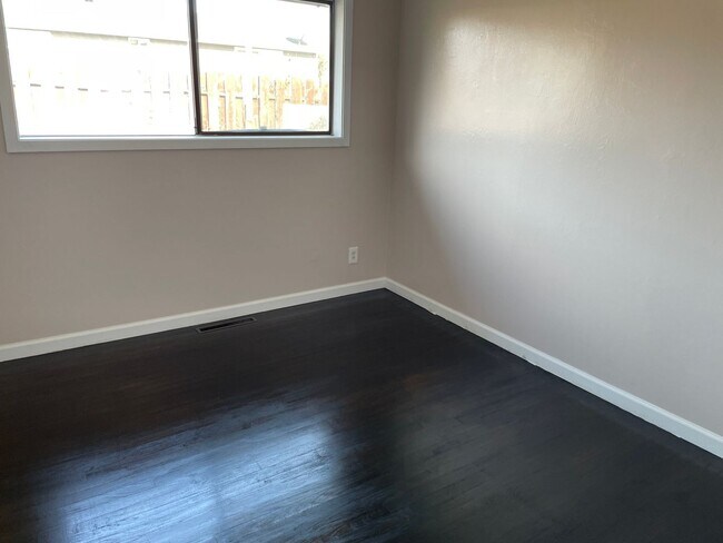 Building Photo - Clean 3 Bedroom!