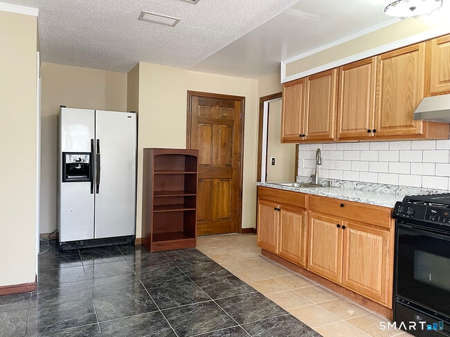 Building Photo - 121 S Main St