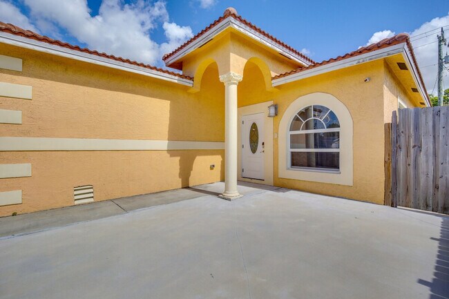 Building Photo - 2601 NW 15th Ct