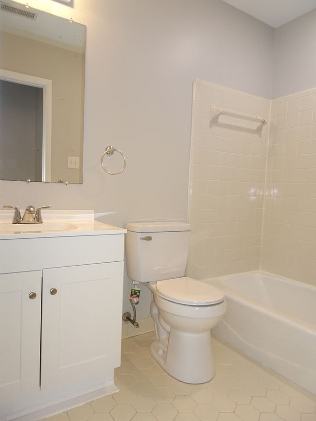 Building Photo - 3 Bedroom 2.5 bath Townhome rental in Rale...
