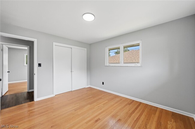 Building Photo - 333 E Ridgewood Dr