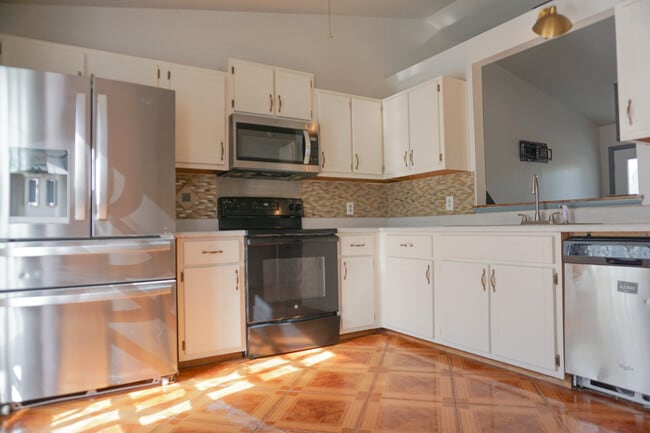 Building Photo - 6 Flora Cove