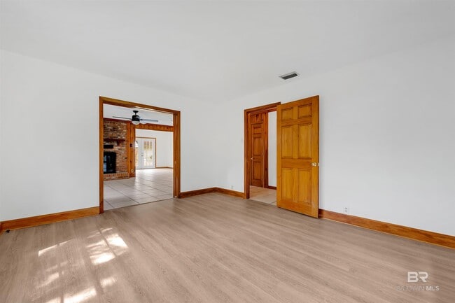 Building Photo - 6425 Village Point Dr