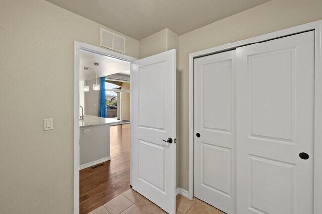 Building Photo - Immaculate & Stunning 4BD Ranch Style in C...