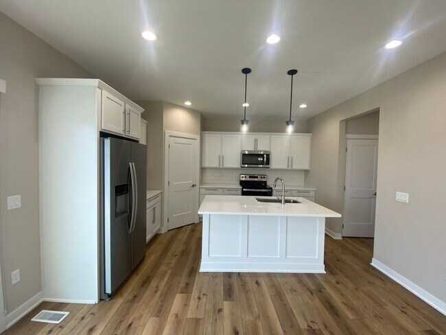 Building Photo - Luxury Newer Construction Home!