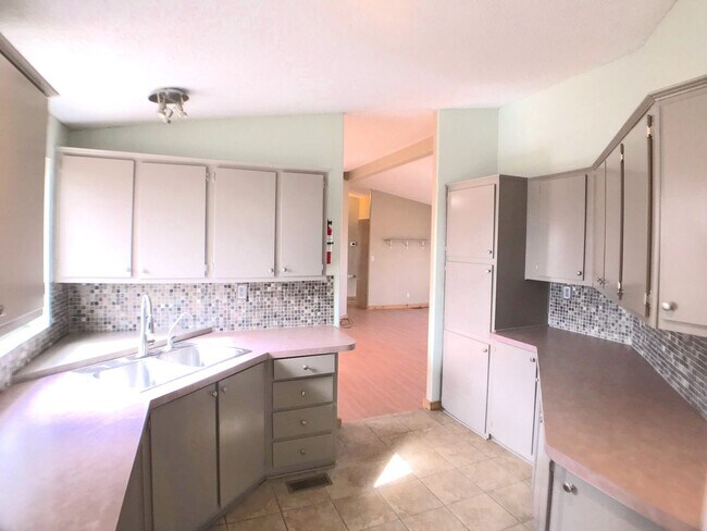 Building Photo - 4 bedroom home in Moriarty. Country Living! Close to I-40.