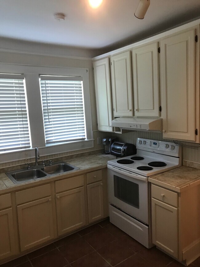 Building Photo - 821 Heidt St