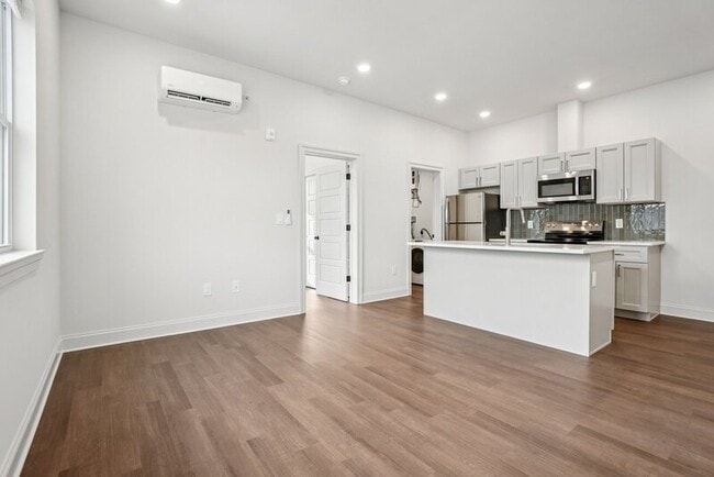 Building Photo - 472 Roxborough Ave