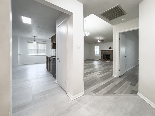 Building Photo - LOVELY STRAWBRIDGE HOME FOR RENT!!!