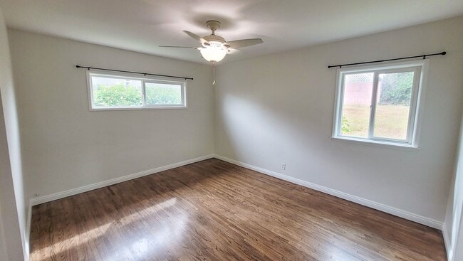 Building Photo - 3 Bed 2 Bath House Available Now!