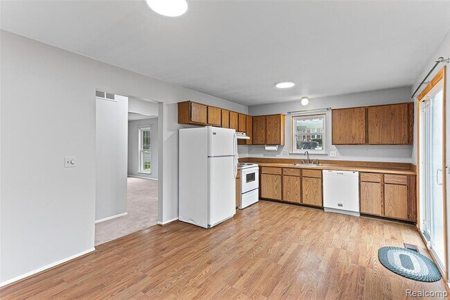 Building Photo - 3374 Burbank Dr