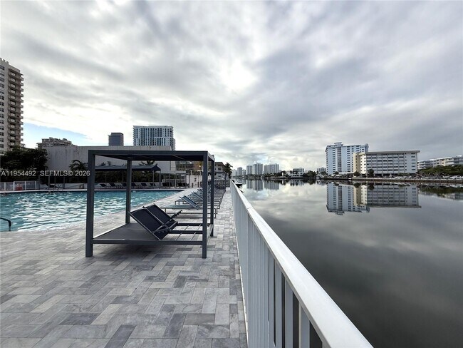 Building Photo - 1833 S Ocean Dr