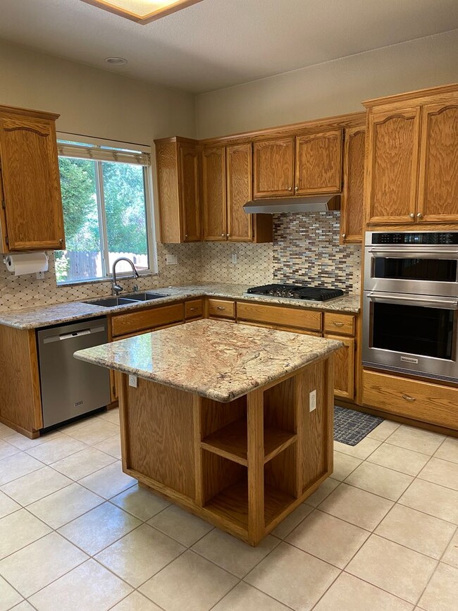 Building Photo - Large 4 bdrm 3 bath in Broadstone