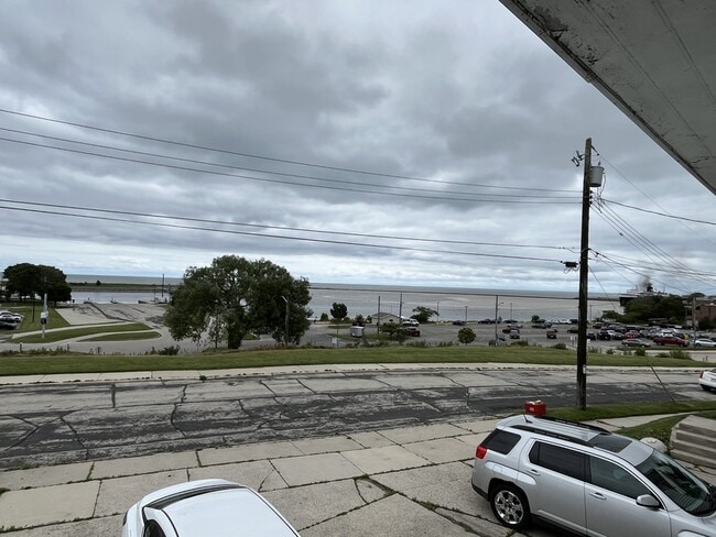 Building Photo - 412-412 N Lake St