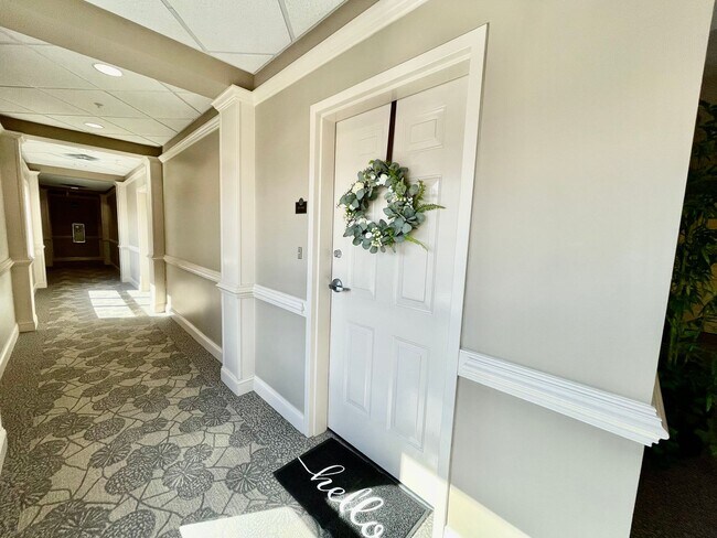 Building Photo - Super-Cool Lower Penthouse Condo Available 05-07-26!! Secured Entry, Garage Parking, Pet-Friendly!