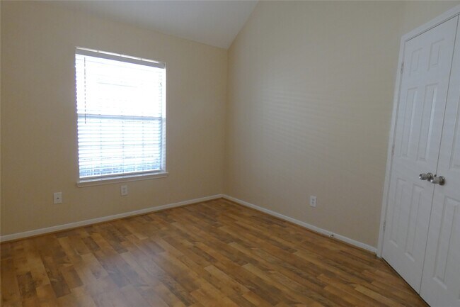 Building Photo - 123 N Acacia Park Cir