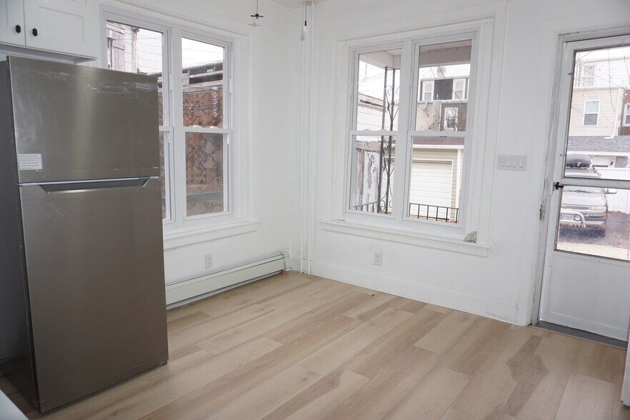 Building Photo - 1550 Warren St