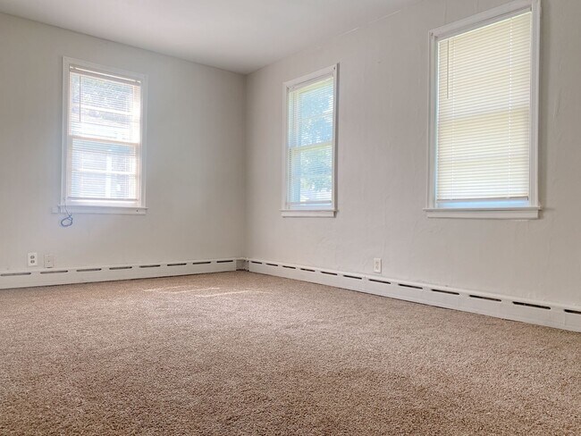 Building Photo - Cozy 4 bed 1.5 bath with a detached garage