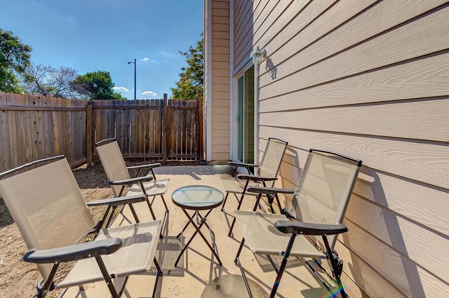 Building Photo - 6202 Valley Knight