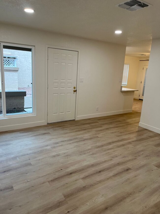 Building Photo - **STUNNING RENOVATED 2 BEDROOM/2 BATHROOM ...