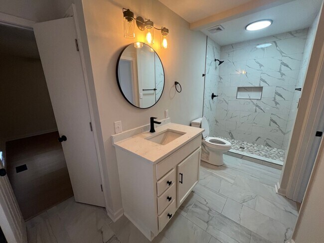 Building Photo - 3 Bedroom 2 Bathroom. Single Level Home.