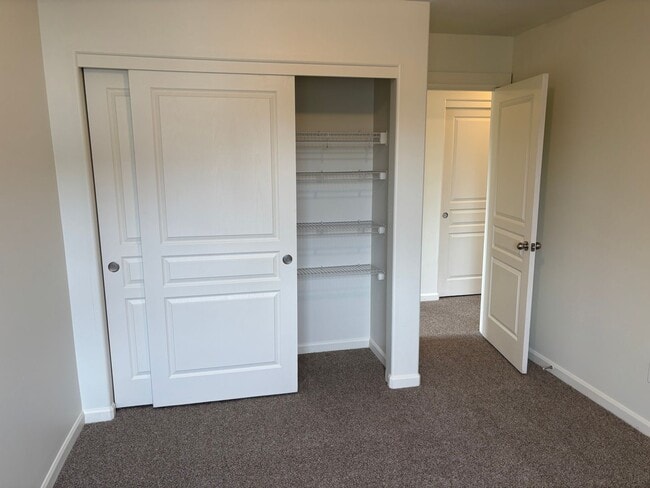 Building Photo - Lovely Corner Lot Home facing Sun Meadow Park
