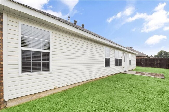 Building Photo - Great home near Bentonville West