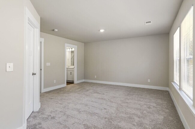 Building Photo - Craftsman 3BD Townhome Near Downtown Greenville | Garage + Granite Kitchen